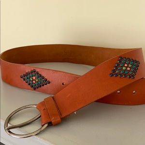 Leather belt with beaded design and round buckle